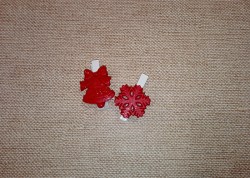 Набор снежинка и колокольчик красные на белой прищепке, 2 шт